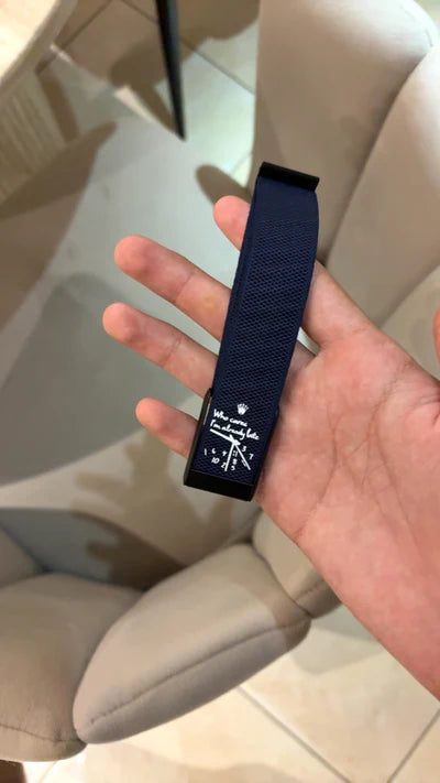 Bracelet Straposki marine tenu en main - avis client